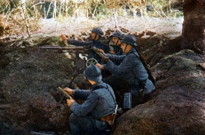 Franse soldaten met een machinegeweer bij Verdun, september 1916 door Jules Gervais Courtellemont